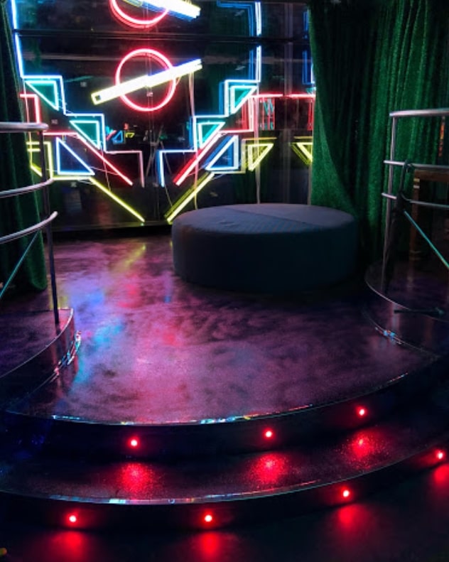 backstage-club