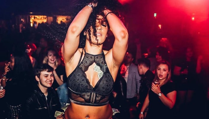 Bares, discotecas y espectáculos drag populares para conocer a hombres mujeres trans, travestis y transexuales en Gijón